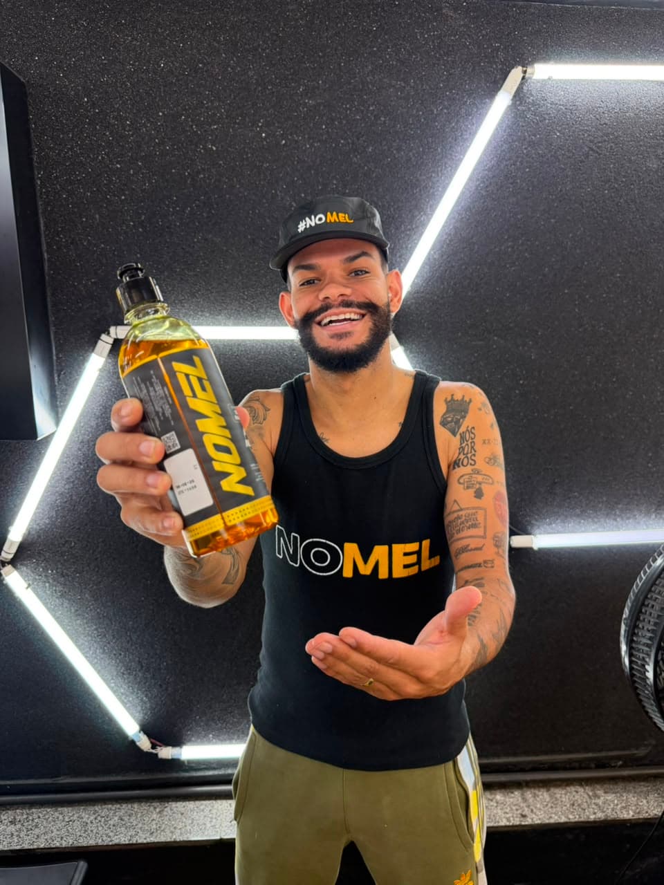 Neto, criador da NoMel, mostrando o Selante NoMel